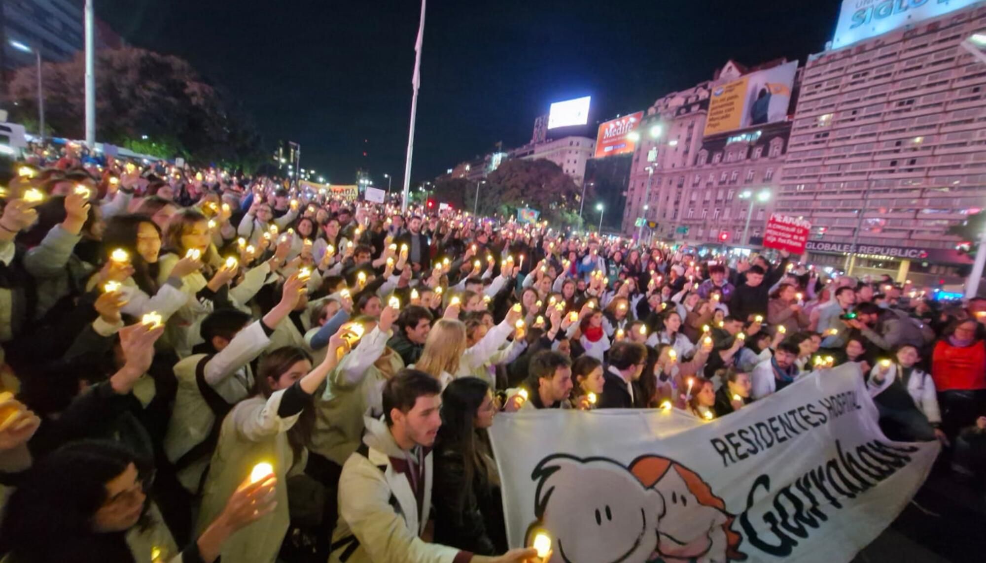Protestas del personal médico del Hospital pediátrico Garrahan en el Obelisco, en el centro de Buenos Aires.